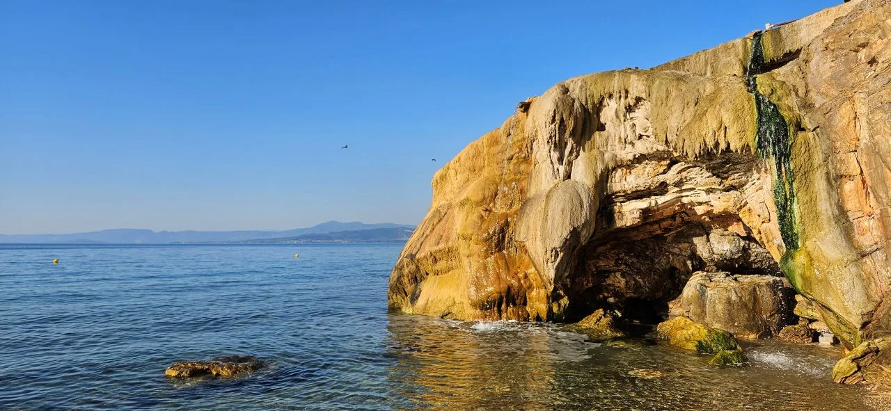 Скеля з гарячою водою в Едіпсосі